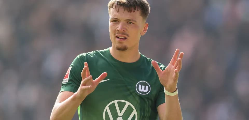 Jugador del VfL Wolfsburg gesticulando en el campo