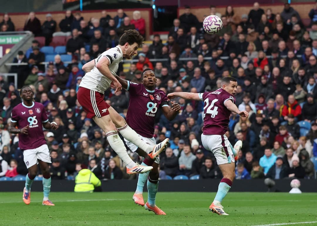 Jugador de Arsenal cabeceando el balón en el partido