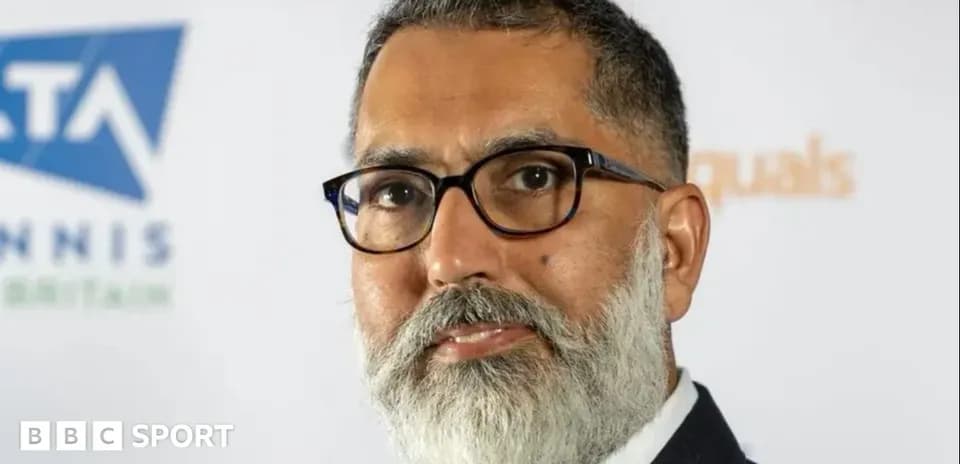Hombre con barba y gafas en evento de tenis