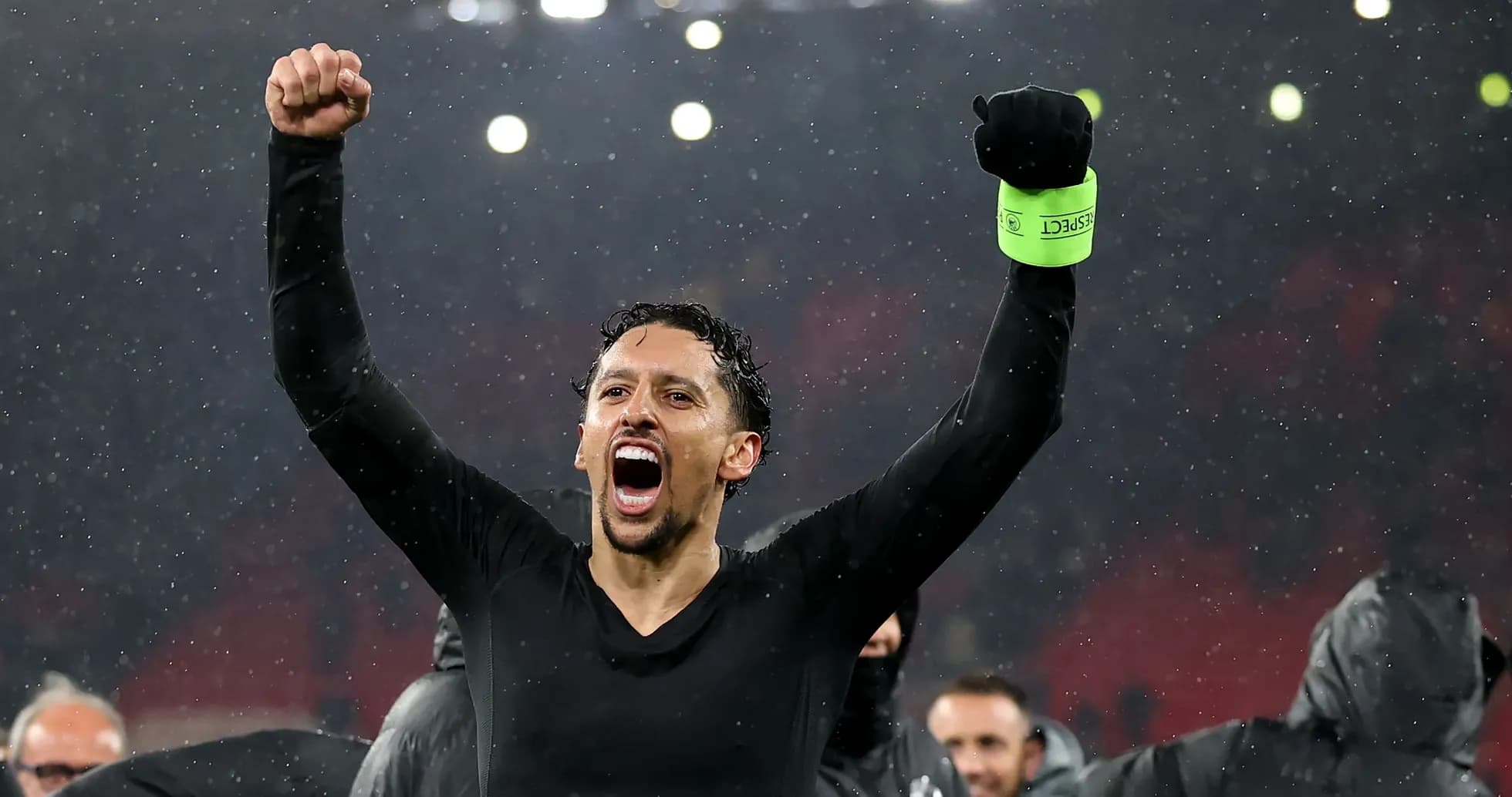 Jugador celebrando con el puño en alto bajo la lluvia