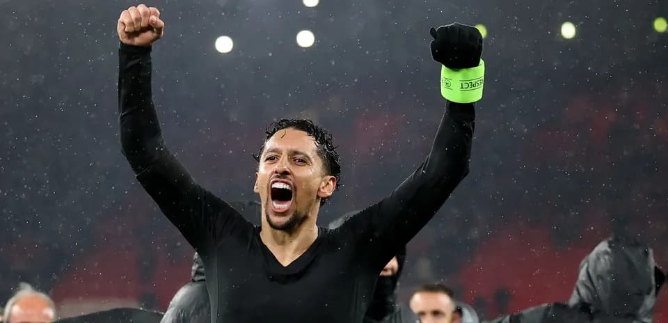 Jugador celebrando con el puño en alto bajo la lluvia