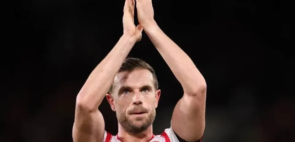 Jugador aplaudiendo al público después del partido