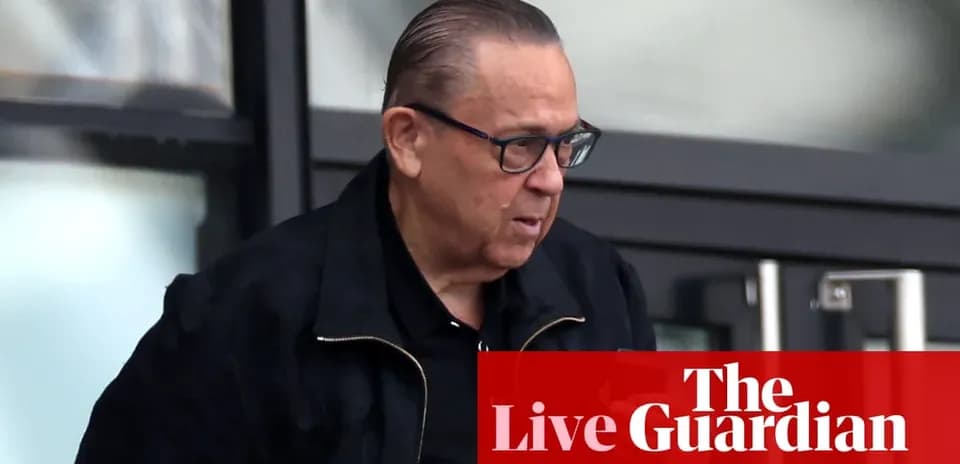 Hombre mayor saliendo de un edificio con gafas