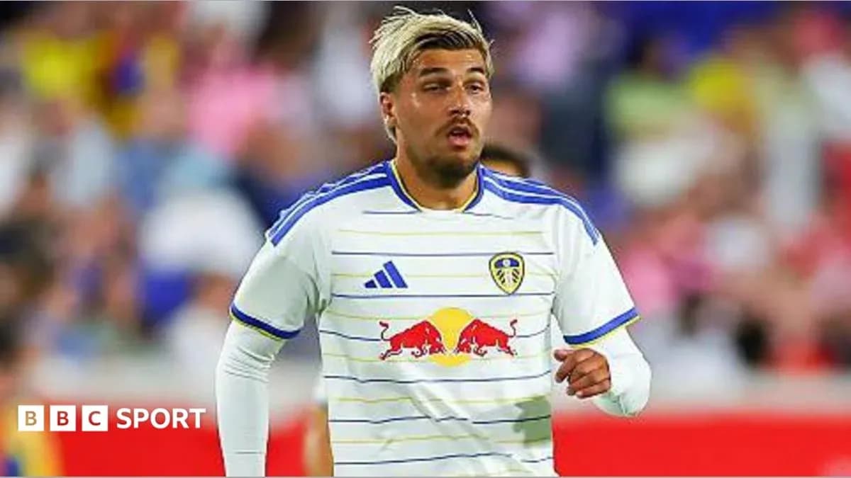 Jugador de Leeds United corriendo en el campo