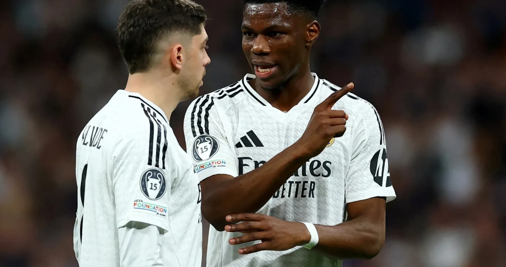 Jugadores de Real Madrid conversando en el campo