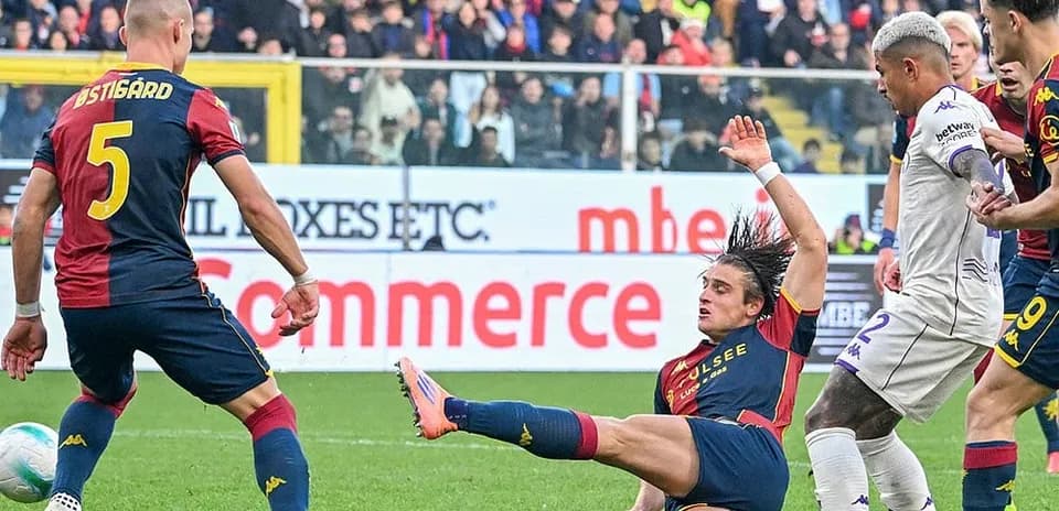 Jugadores de Fiorentina y Genoa en acción