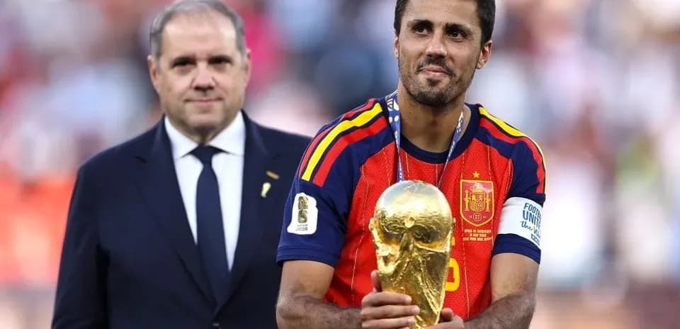 Jugador sosteniendo el trofeo de la Copa del Mundo
