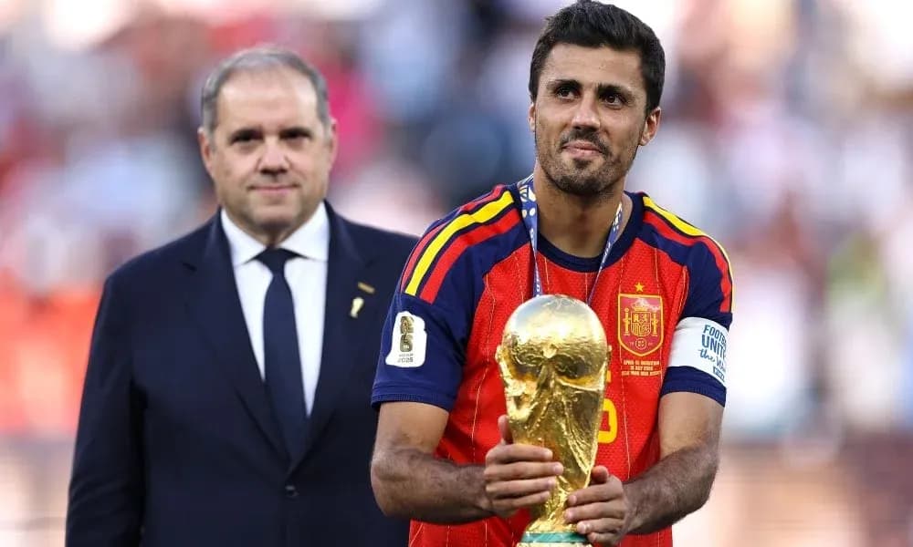 Jugador sosteniendo el trofeo de la Copa del Mundo