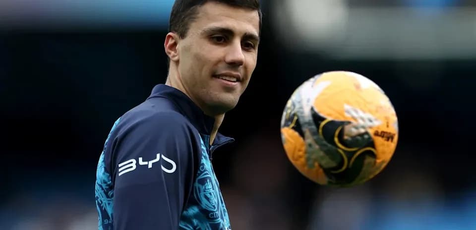 Jugador sosteniendo un balón durante entrenamiento