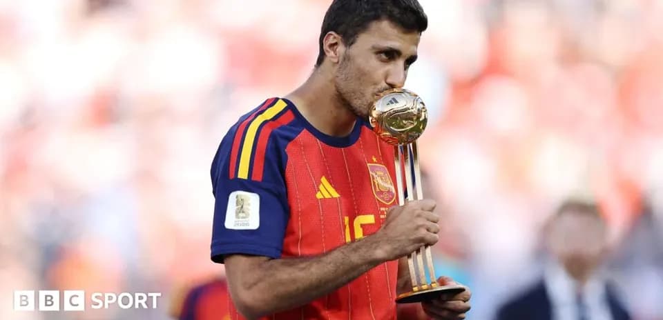Jugador de España besando el trofeo de la Copa Mundial