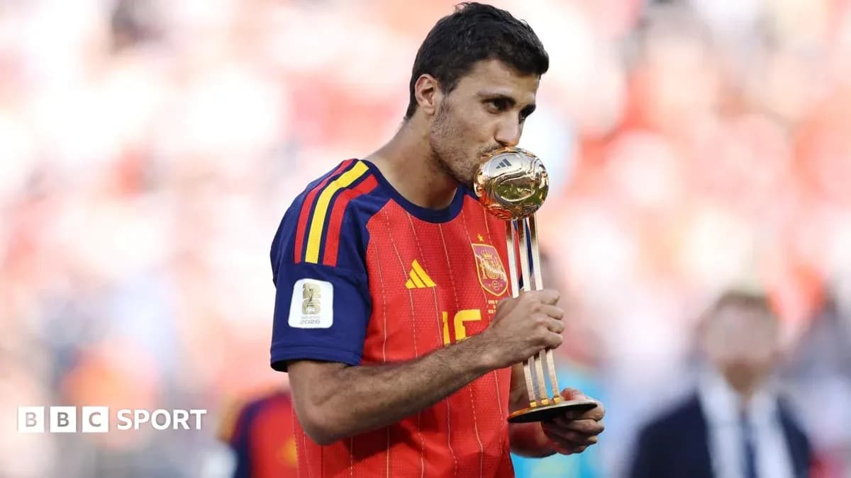 Jugador de España besando el trofeo de la Copa Mundial