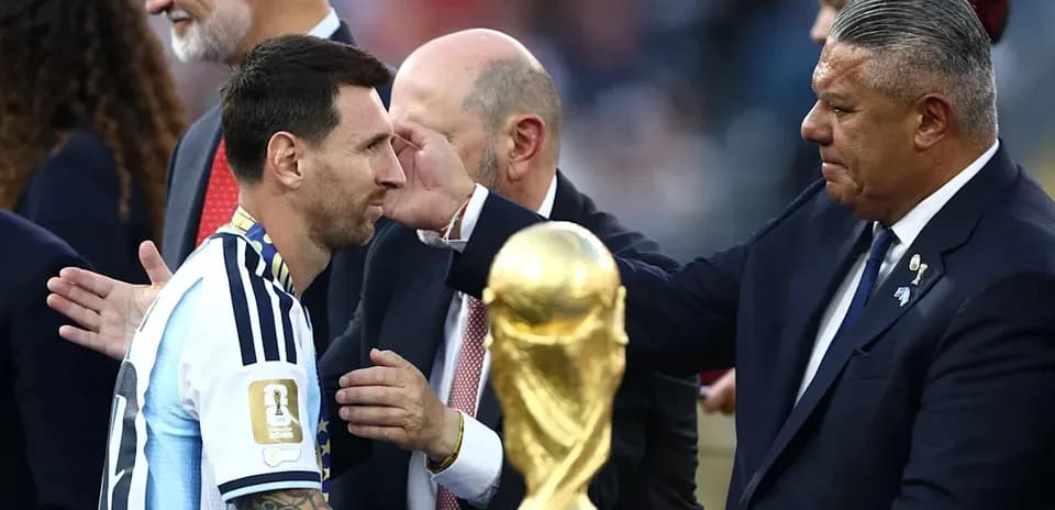 Lionel Messi recibiendo trofeo tras el partido