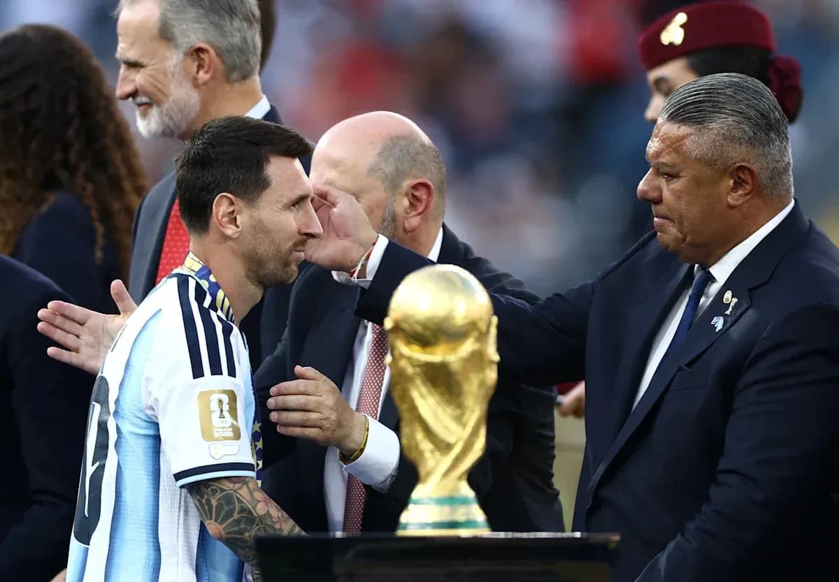 Lionel Messi recibiendo trofeo tras el partido