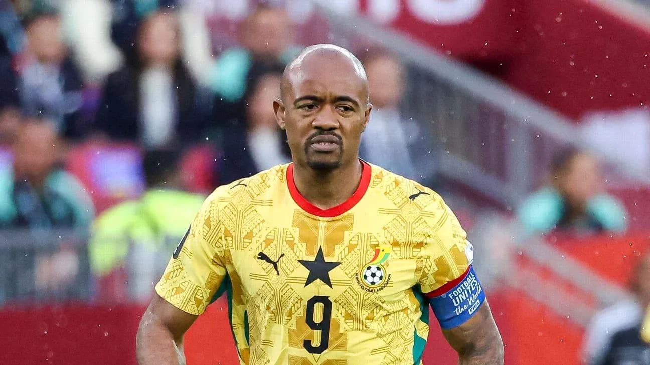 Jugador de Ghana en camiseta amarilla durante partido