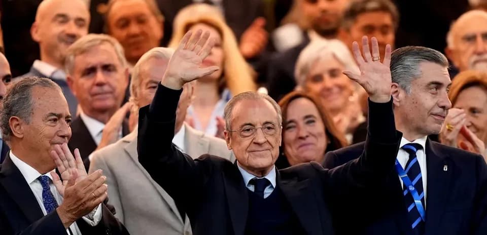 Hombre saludando en evento con público aplaudiendo