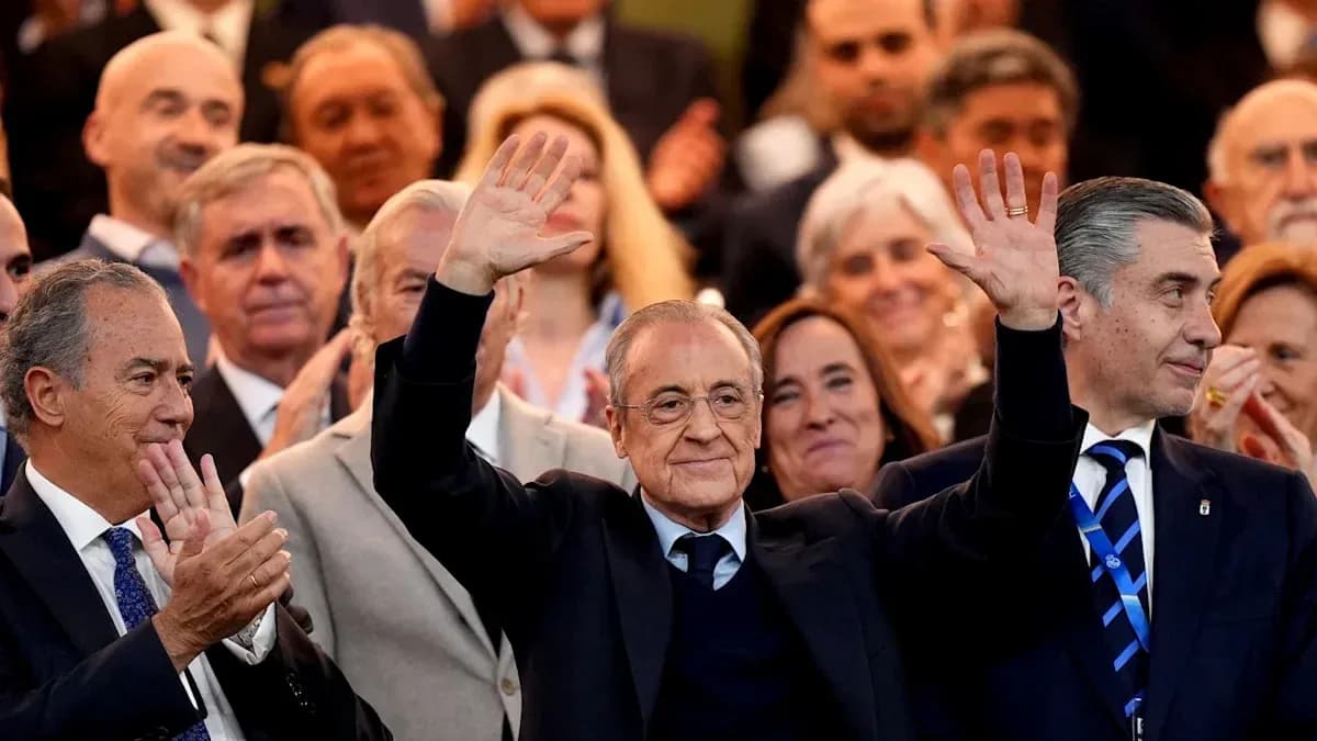 Hombre saludando en evento con público aplaudiendo