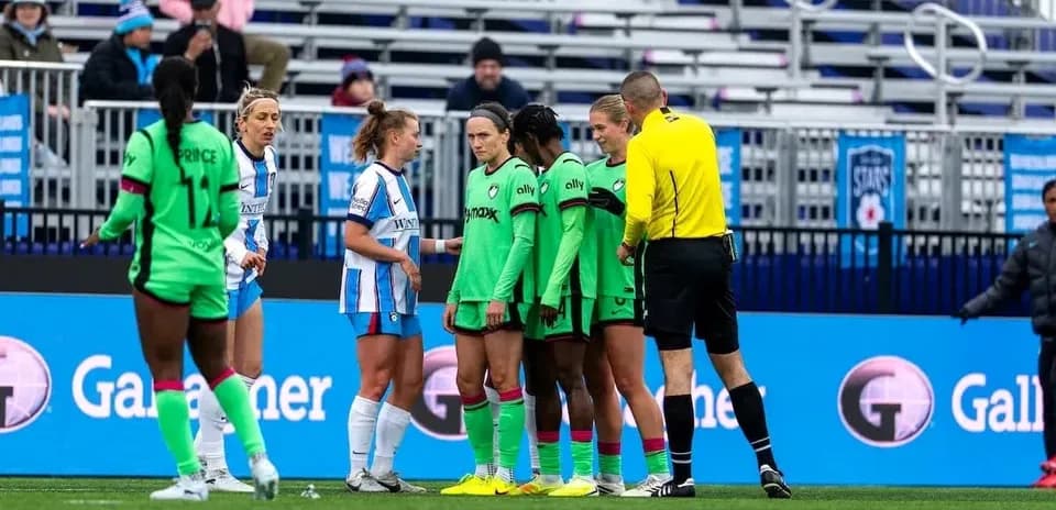 Jugadoras discutiendo con el árbitro en el partido