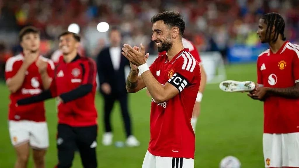 Bruno Fernandes aplaudiendo con compañeros de equipo
