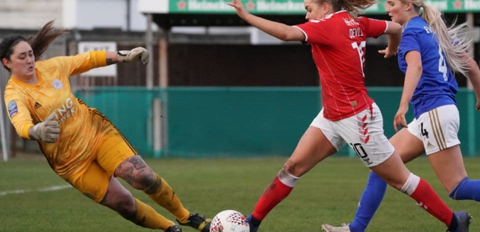 Jugadora de Charlton Athletic W driblando a portera