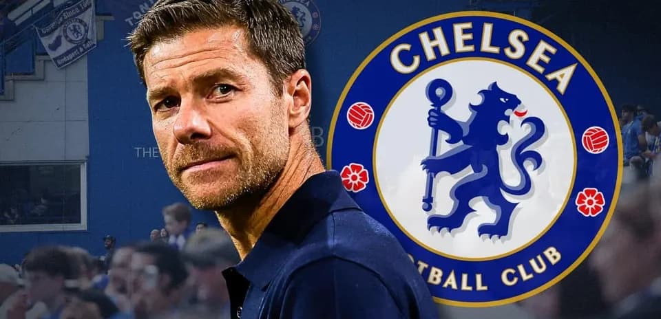 Entrenador frente al logo del Chelsea Football Club