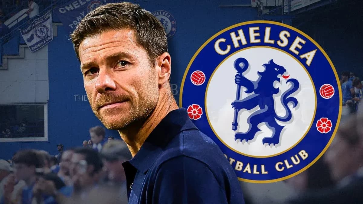 Entrenador frente al logo del Chelsea Football Club