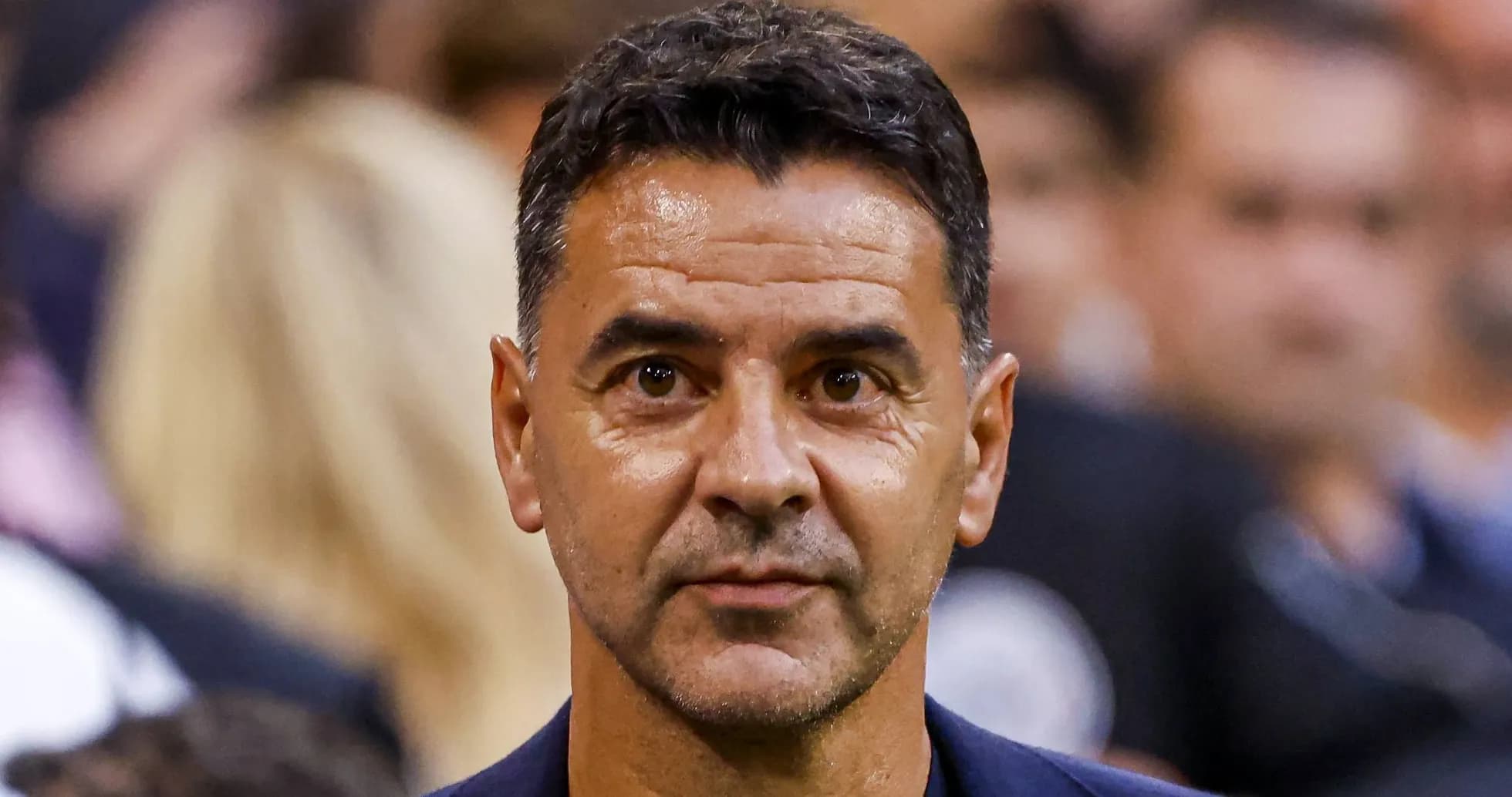 Entrenador observando el partido desde la banca