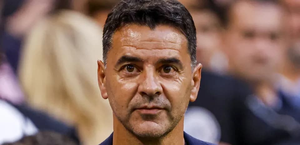 Entrenador observando el partido desde la banca