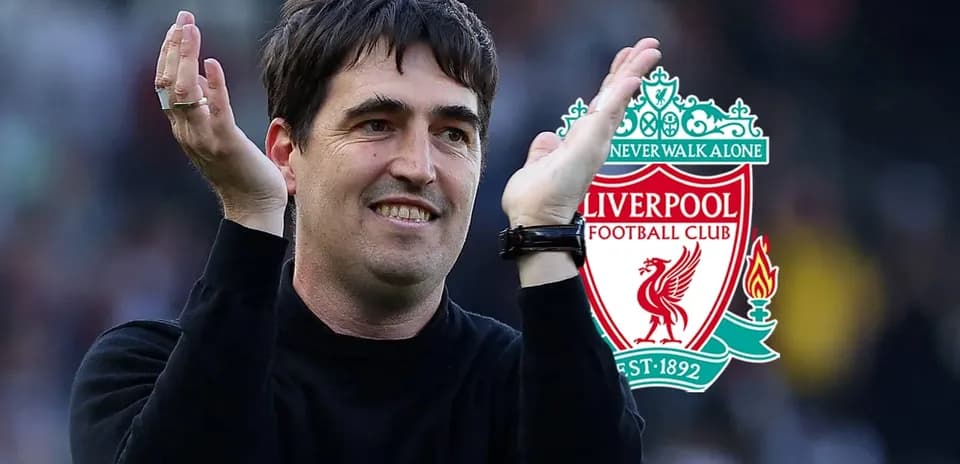 Entrenador aplaudiendo con escudo de Liverpool de fondo