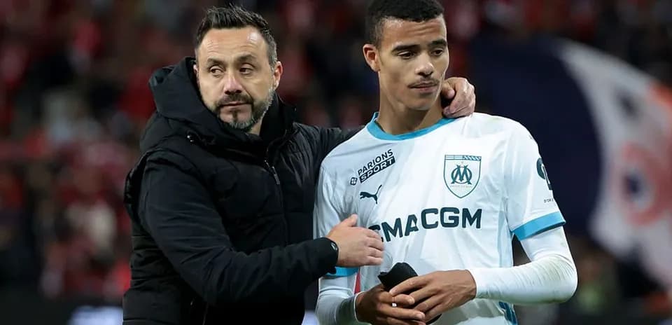 Entrenador consolando a jugador tras el partido