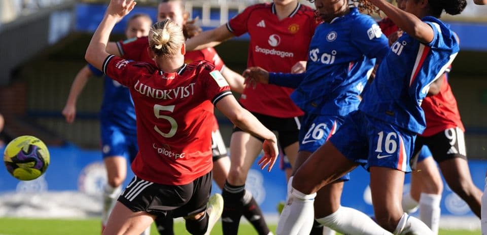 Jugadoras de Chelsea y Manchester United en acción