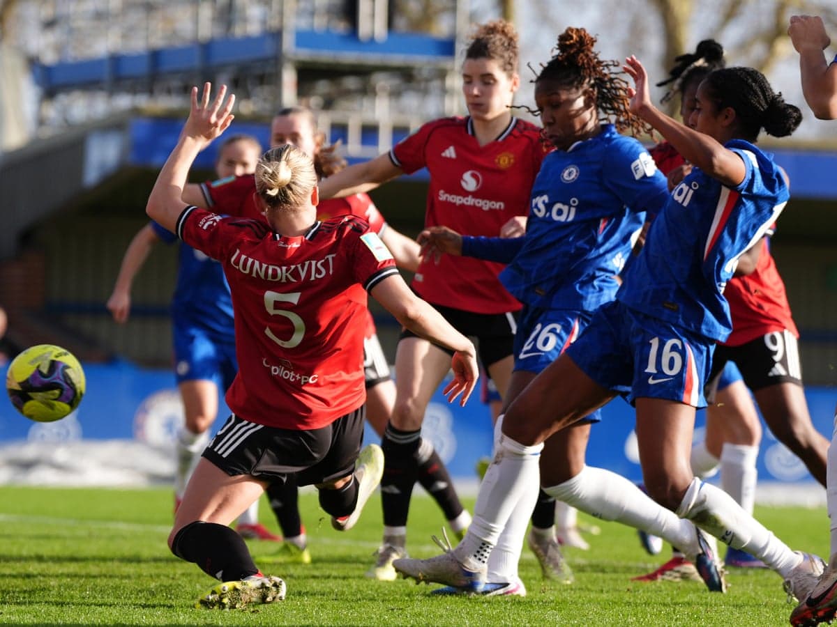 Jugadoras de Chelsea y Manchester United en acción