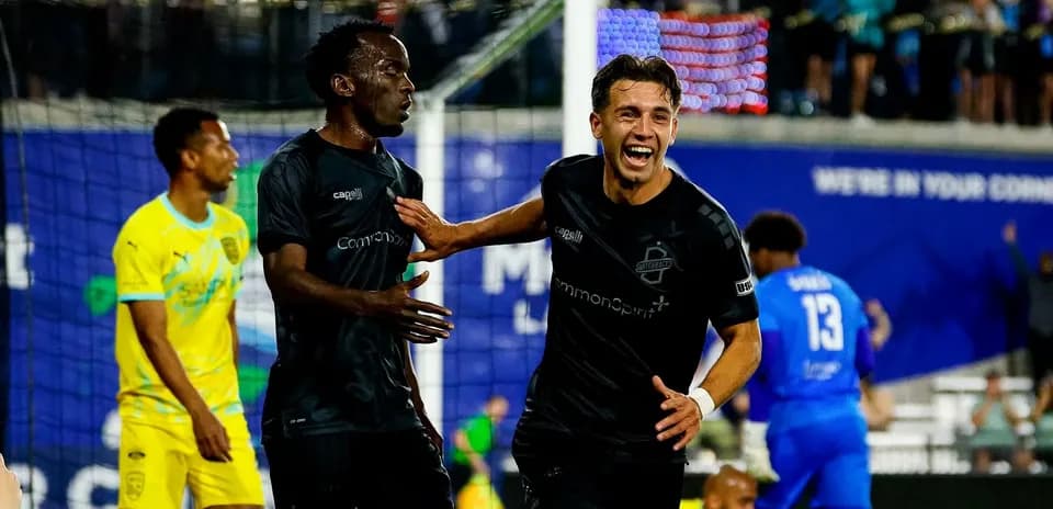 Jugadores celebrando un gol durante el partido