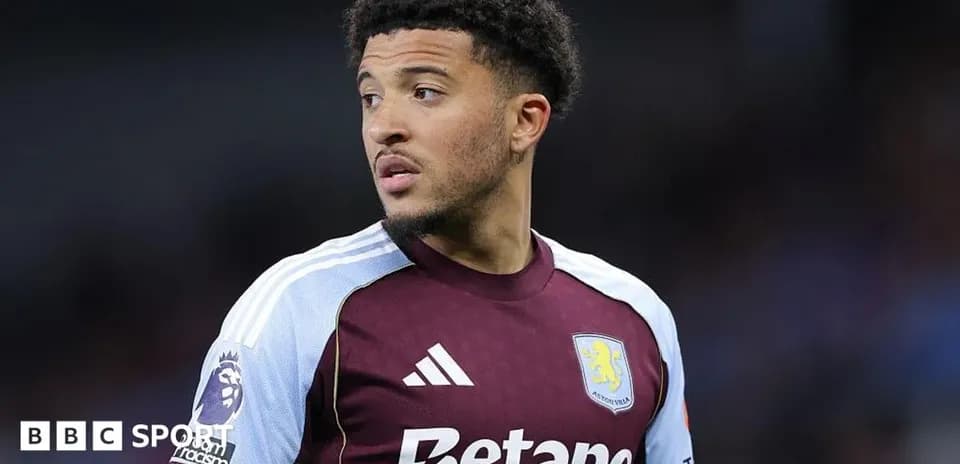 Jugador de Aston Villa en uniforme durante partido