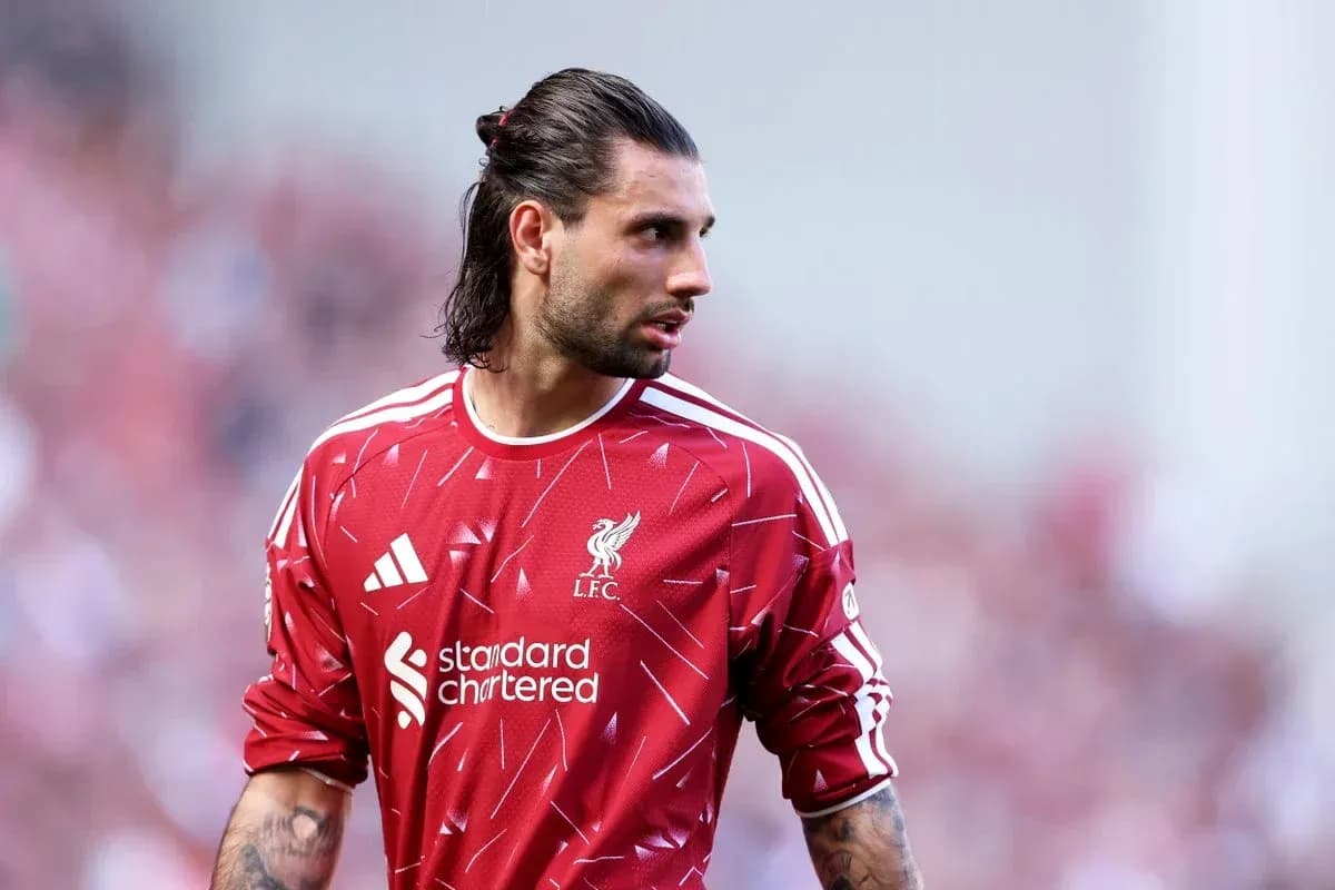 Portero de Liverpool en uniforme rojo durante partido