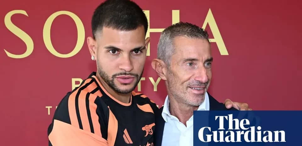 Jugador posando con representante en presentación oficial