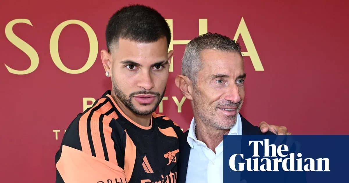 Jugador posando con representante en presentación oficial