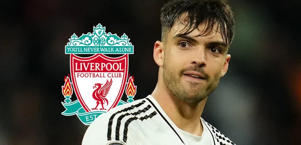 Jugador de fútbol con escudo de Liverpool detrás