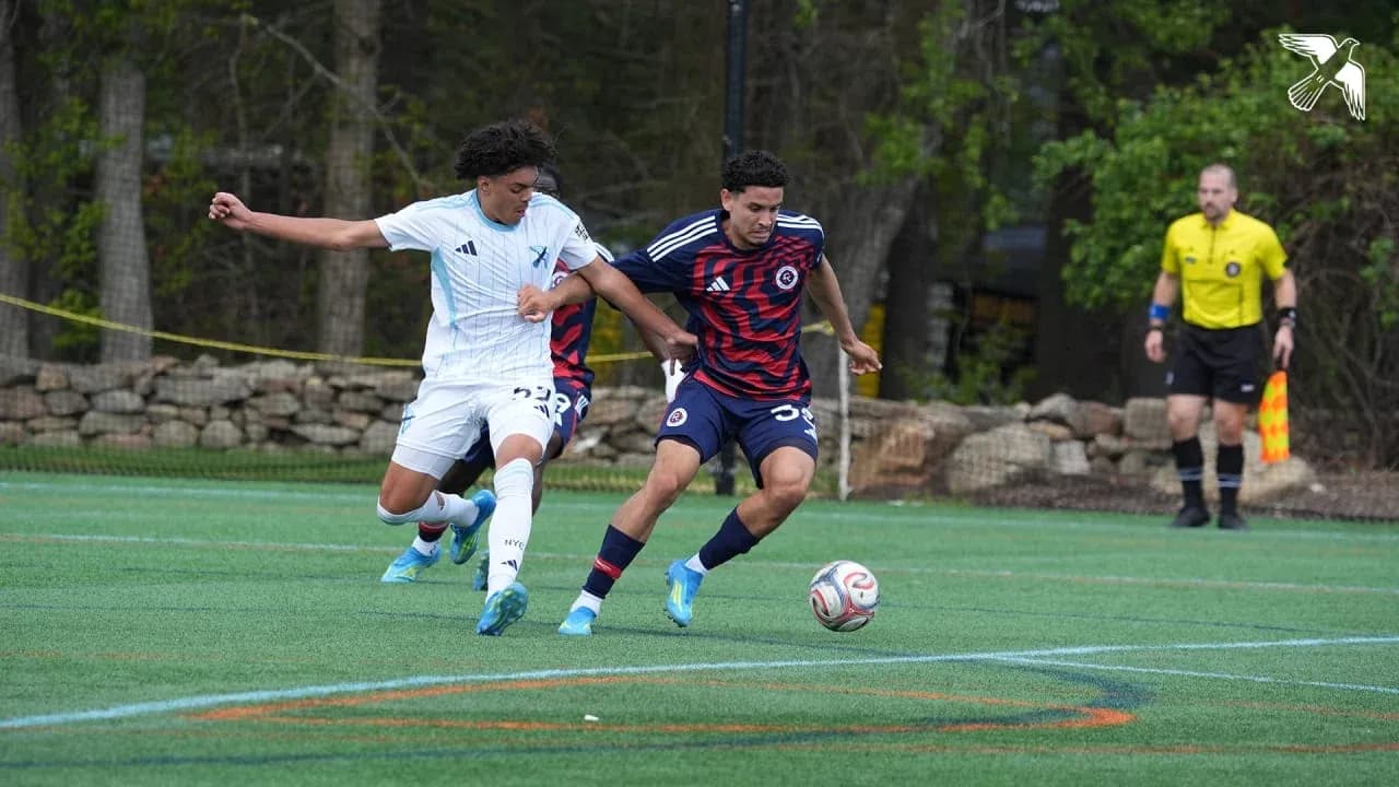 Jugando al fútbol entre New England II y NYC II