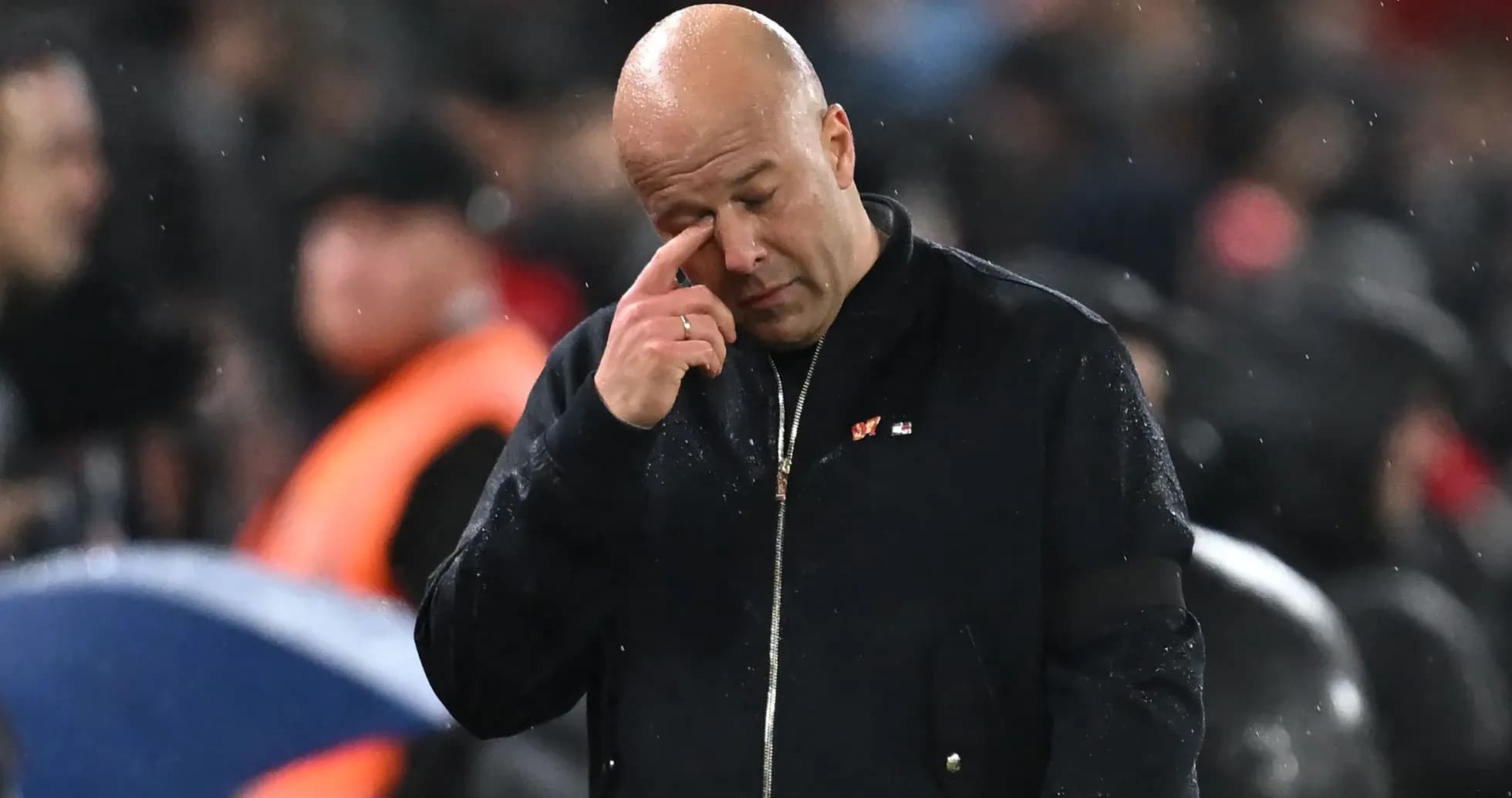 Entrenador con la mano en la cara en el partido