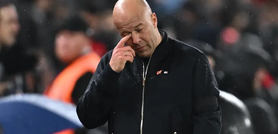 Entrenador con la mano en la cara en el partido