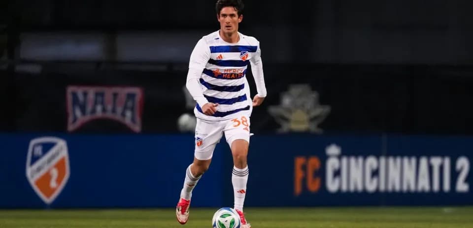 Jugador de FC Cincinnati II avanzando con el balón
