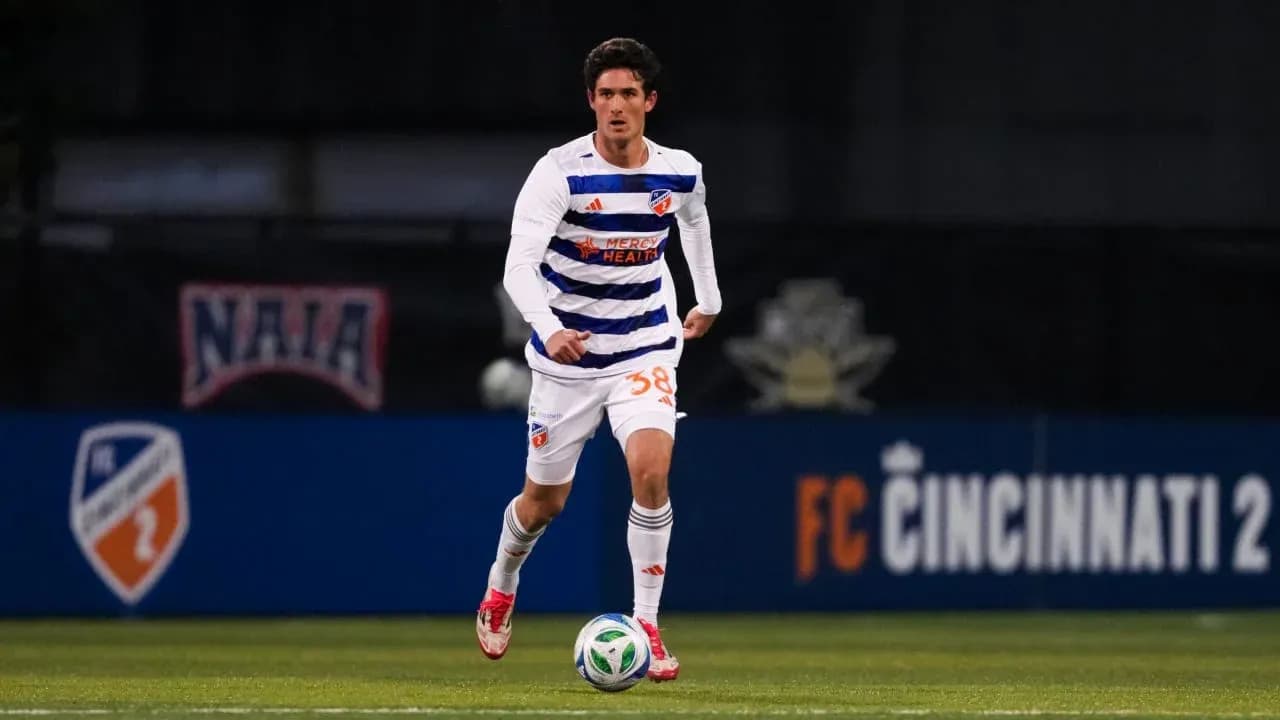 Jugador de FC Cincinnati II avanzando con el balón