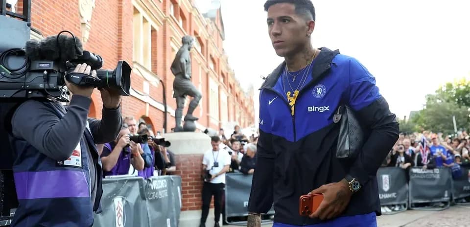 Jugador de Chelsea llegando al estadio rodeado de cámaras