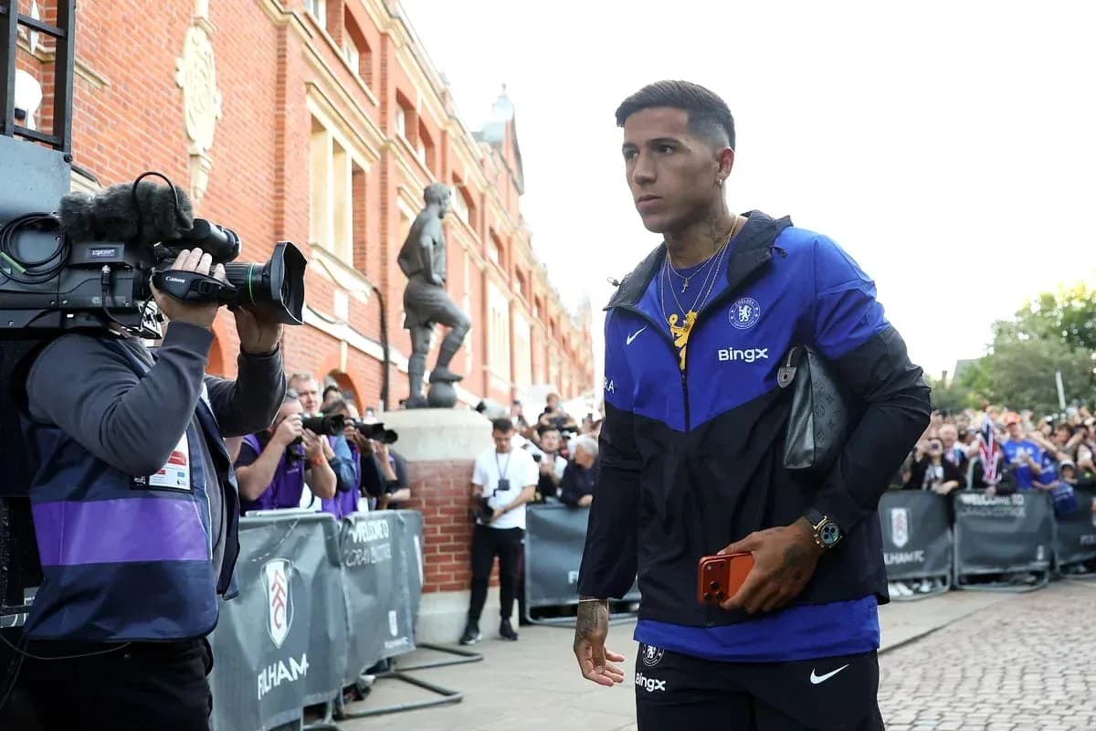 Jugador de Chelsea llegando al estadio rodeado de cámaras