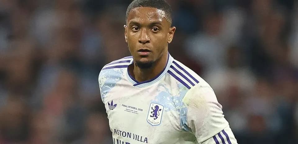 Jugador de Aston Villa en acción durante el partido