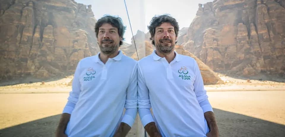 Hombre posando frente a montañas en desierto