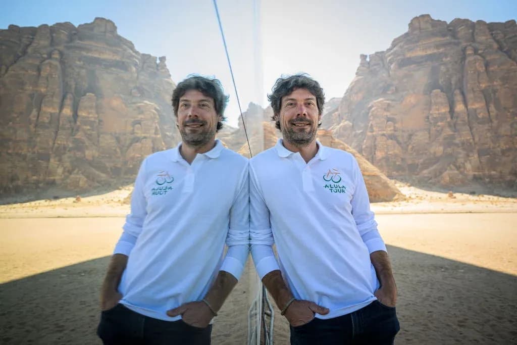 Hombre posando frente a montañas en desierto
