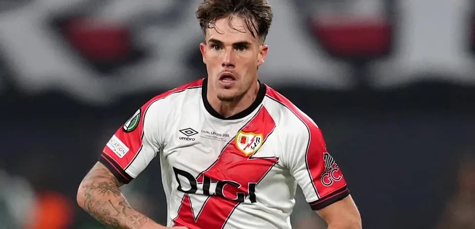 Jugador corriendo con camiseta del Rayo Vallecano