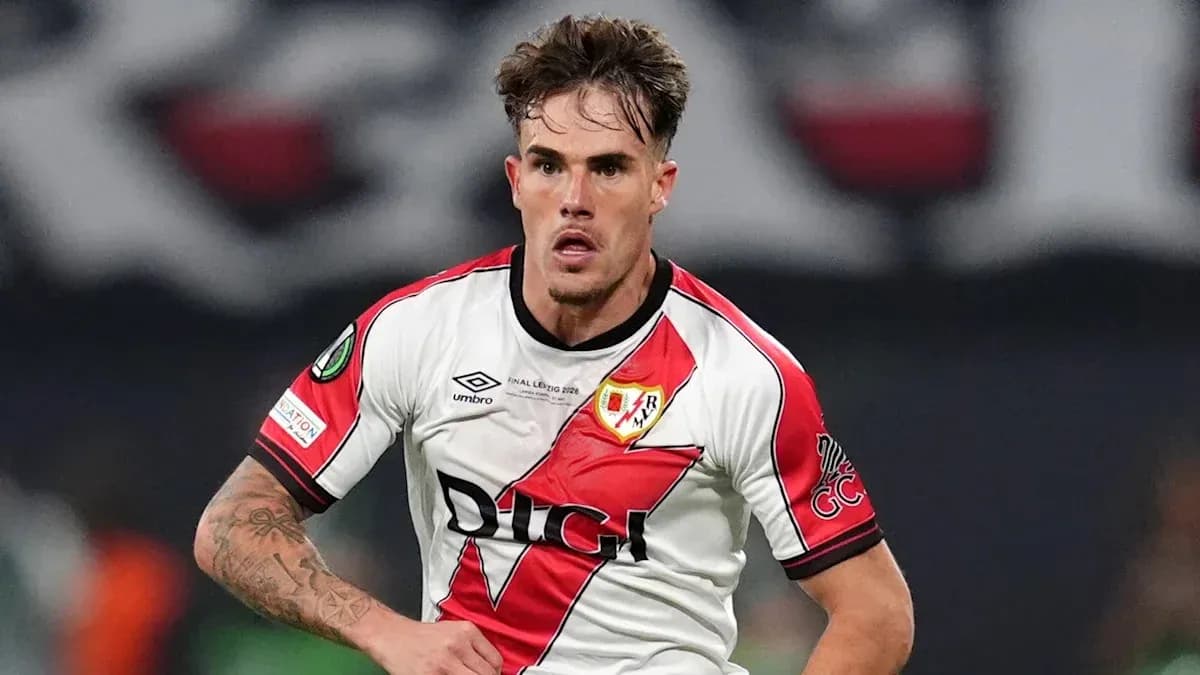 Jugador corriendo con camiseta del Rayo Vallecano
