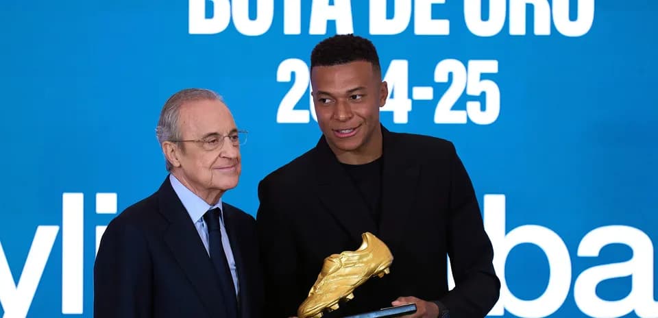 Kylian Mbappé recibiendo la Bota de Oro 2024-25
